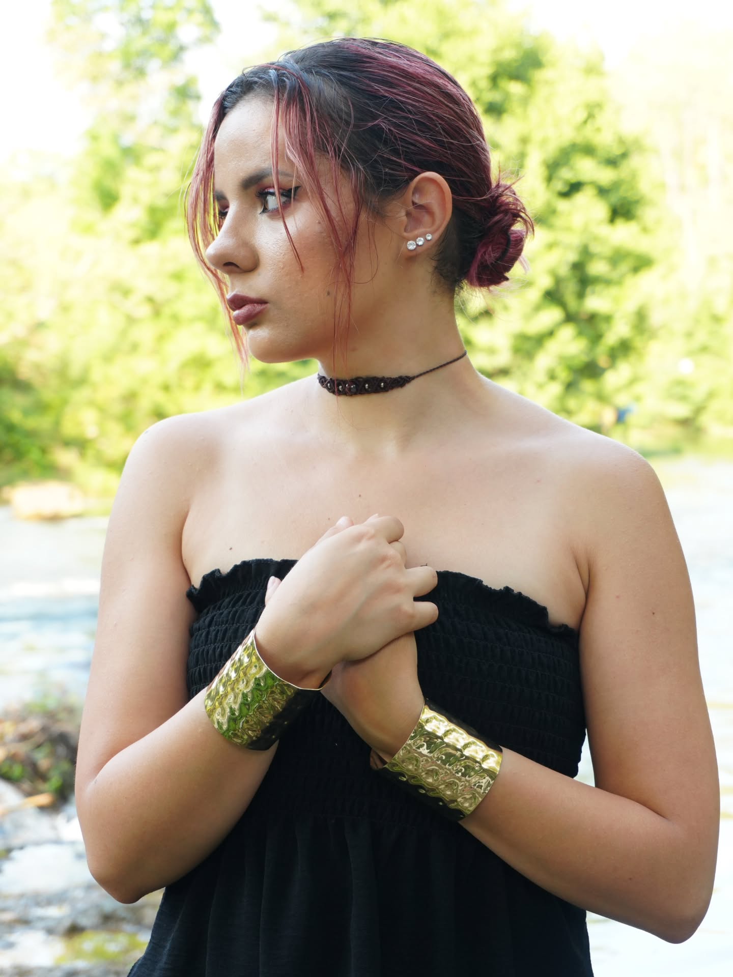 Jade portant l’une de ses créations dans un environnement naturel